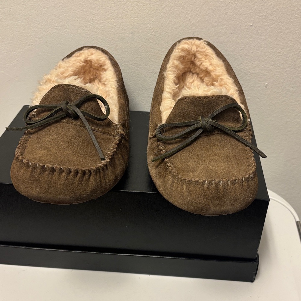 UGG Corvin Loafer, Tan Suede Moccasin Slippers. Fits women’s size 8.5 or Men’s 7 - Picture 6 of 10